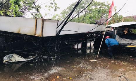 Sebuah papan reklame di dekat Pasar Ciluar, Desa Pasir Laja, Kecamatan Sukaraja, Kabupaten Bogor roboh akibat angin kencang pada Kamis (10/3) sore. 