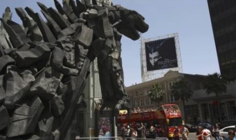 Sebuah patung Godzilla berukuran besar diletakkan kawasan Hollywood Boulevard. 