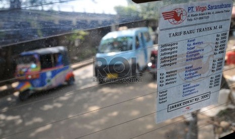  Sebuah pengumuman tarif baru angkutan umum tertempel di salah satu mobil angkutan di kawasan Kampung Melayu, Jakarta, Rabu (24/7).     (Republika/Prayogi)