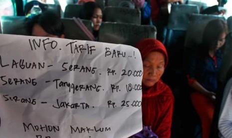  Sebuah pengumuman tarif baru terpasang di bus jurusan Labuan-Jakarta setelah kenaikan harga BBM bersubsidi di Terminal Pakupatan Serang, Banten, Senin (24/6). 