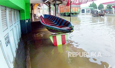 Sebuah perahu diparkir di depan sebuah toko di Baleendah, Kabupaten Bandung. Seiring meningkatnya ketinggian Sungai Citarum, sejumlah wilayah di Bandung Selatan sudah terendam banjir.