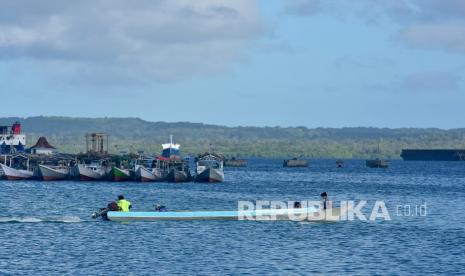 Sebuah perahu melaju di dekat dermaga di Kota Saumlaki, Kabupaten Kepulauan Tanimbar, Maluku, Kamis (19/8/2021). Kabupaten Kepulauan Tanimbar, Provinsi Maluku, memiliki sumberdaya kelautan dan perikanan yang potensial baik dari segi kuantitas maupun diversitas.