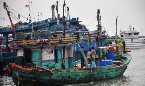 Sebuah perahu nelayan bersiap sandar di Pelabuhan Jongor, Tegal, Jateng, Senin (26/1).