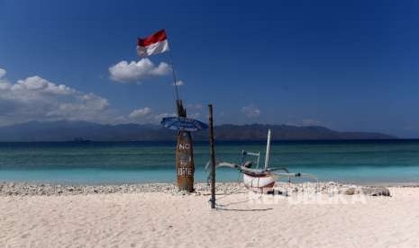 Sebuah perahu nelayan ditambatkan di pinggir pantai di Gili Trawangan, Lombok Utara, NTB, Kamis (9/8). 