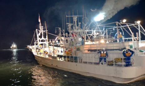 Sebuah perahu nelayan salmon dan trout terlihat di pelabuhan perikanan di Nemuro, pulau Hokkaido utara Jepang pada April 2016. Jepang dan Rusia telah mencapai kesepakatan mengenai kuota tangkapan tahunan Tokyo untuk salmon dan trout kelahiran Rusia, Badan Perikanan Jepang mengatakan Sabtu , 23 April 2022, meskipun ada penundaan dan hubungan dingin antara kedua belah pihak di tengah invasi Rusia ke Ukraina.