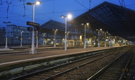 Sebuah peron di stasiun kereta api Lyon Perrache di Paris, Prancis kosong dari penumpang saat unjuk rasa menentang perubahan sistem pensiun, Kamis (5/12). Baru sekitar seperlima kereta Prancis beroperasi secara normal pada Selasa (10/12). Ilustrasi.