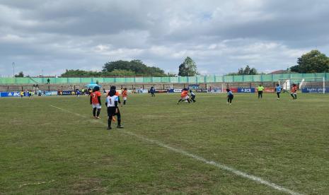 Sebuah pertandingan pada gelaran MilkLife Soccer Challenge-Yogyakarta Seri 2 2024 yang digelar Sabtu (26/10/2024).