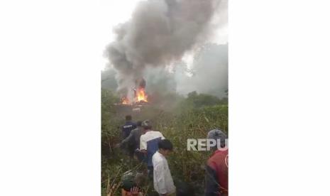 Sebuah pesawat helikopter dikabarkan terjatuh di perkebunan teh wilayah Rancabali, Kabupaten Bandung, Jawa Barat, Ahad (28/5/2023). TNI AD melakukan investigasi terhadap jatuhnya heli di kebun teh Rancabali Bandung.