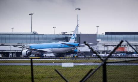 Sebuah pesawat KLM terlihat di gerbang E19 setelah tiba dari Johannesburg, di Pier E di Bandara Schiphol, Belanda, 27 November 2021. Otoritas Bandara Schiphol mengatakan bandara tidak mengambil tindakan tambahan setelah 61 penumpang yang tiba dengan dua penerbangan dari Afrika Selatan sehari sebelumnya dinyatakan positif virus corona.