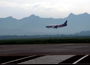 Sebuah pesawat komersil bersiap untuk mendarat di Bandara Abdul Rachman Saleh, Malang , Jawa Timur, Senin (19/3). (Republika/Prayogi)