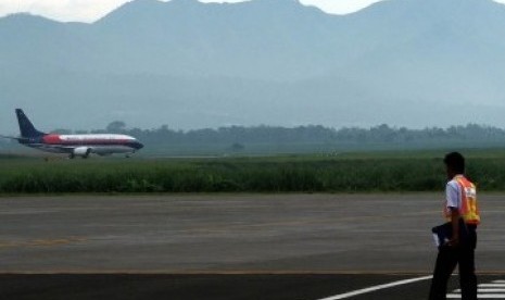 Sebuah pesawat komersil bersiap untuk mendarat di Bandara Abdul Rachman Saleh, Malang , Jawa Timur, Senin (19/3). (Republika/Prayogi)