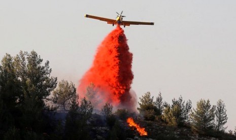 Sebuah pesawat melakukan pemadaman  kebakaran hutan, dekat pemukiman komunal Nataf, dekat dengan Yerusalem 23 November 2016. 