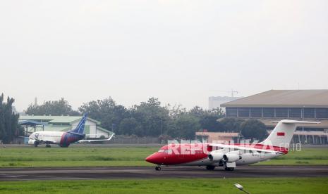 Sebuah pesawat melintas di landasan pacu Bandara Pondok Cabe, Pamulang, Tangerang Selatan, Banten, Selasa (28/12/2021). Kementerian Perhubungan melalui Dirjen Perhubungan Udara menunjuk Bandara Pondok Cabe dan Bandara Soekarno Hatta sebagai bandara pengganti selama dilakukannya revitalisasi Bandara Halim Perdana Kusuma. 