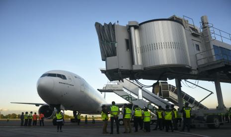 Sebuah pesawat mendarat di Bandara Internasional Sultan Hasanuddin, Kabupaten Maros, Sulawesi Selatan, Kamis (/28/7/2022). PT Angkasa Pura I (Persero) atau AP I siap menerapkan program penataan ekosistem logistik nasional atau National Logistics Ecosystem (NLE) yang disepakati dalam leaders forum Implementasi NLE. 