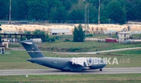 Sebuah pesawat militer AS lepas landas di Pangkalan Udara Ramstein AS, di Ramstein, Jerman, 22 Agustus 2021. Pangkalan Udara Ramstein berfungsi sebagai hub utama dalam operasi untuk mengevakuasi orang dari Afghanistan, karena situs tersebut adalah pangkalan angkatan udara AS terbesar di dunia di luar Amerika Serikat