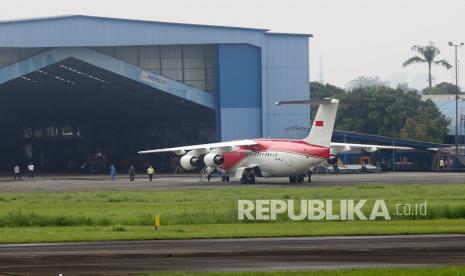 Sebuah pesawat parkir di Apron Bandara Pondok Cabe, Pamulang, Tangerang Selatan, Banten, Selasa (28/12/2021). Kementerian Perhubungan melalui Dirjen Perhubungan Udara menunjuk Bandara Pondok Cabe dan Bandara Soekarno Hatta sebagai bandara pengganti selama dilakukannya revitalisasi Bandara Halim Perdana Kusuma.