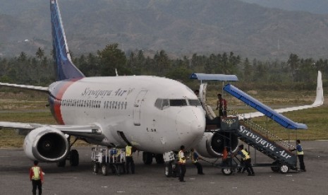   Sebuah pesawat Sriwijaya Air mendarat di Bandara Mutiara, Palu, Sulawesi Tengah, Jumat (15/11). 