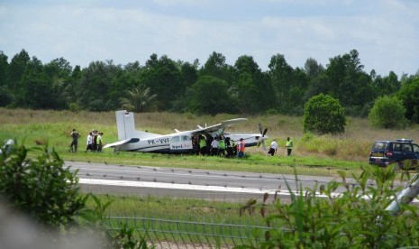 Pesawat Susi Air jenis PK-VVP tergelincir di sisi kiri landasan Bandara Juwata, Kota Tarakan, Kalimantan Utara, Rabu (27/1).