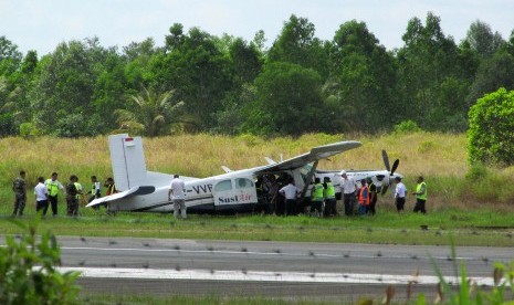 Sebuah pesawat Susi Air jenis PK-VVP tergelincir di sisi kiri landasan bandara Juwata Tarakan, Kalimantan Utara, Rabu (27/01). 