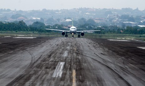 Sebuah pesawat terbang jenis Airbus a320 bersiap di landasan pacu saat akan lepas landas di Bandara Internasional Jenderal Ahmad Yani, Semarang, Jawa Tengah, Rabu (31/10/2018). 