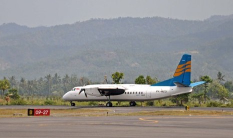 Sebuah pesawat terbang siap lepas landas di Bandara Selaparang, Mataram, NTB,Kamis (29/9). PT Angkasa Pura I akan mulai menutup Bandara Selaparang tanggal 30 September pukul 18.00 Wita dan pada tanggal 1 Oktober pukul 10.00 Wita akan mengoperasikan Bandara