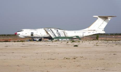 Sebuah pesawat terbengkalai, Ilyushin Il-76, sedang dibongkar di lapangan terbang lama Umm al-Quwain, Uni Emirat Arab, Jumat, 27 Mei 2022. Pesawat kargo era Soviet ini telah duduk selama beberapa dekade di bawah terik matahari di sudut berpenduduk paling sedikit di Uni Emirat Arab. Empat mesin jetnya diam setelah bertahun-tahun digunakan oleh penembak Rusia yang terkenal sebagai 