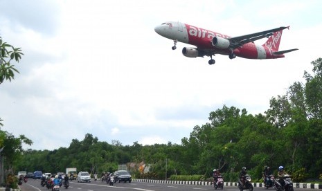 Sebuah pesawat udara bersiap mendarat di Bandar Udara Internasional Ngurah Rai, Bali, Kamis (10/9).