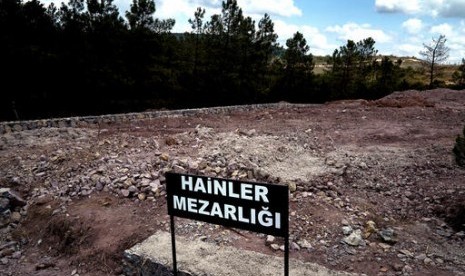 Sebuah plang bertuliskan 'Pemakaman Para Pengkhianat' terlihat di depan makam tanpa nisan di timur Istanbul, Rabu, 27 Juli 2016. Turki membangun pemakaman khusus bagi mereka yang terlibat kudeta.