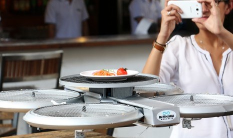 Sebuah restoran di Singapura mengembangkan drone untuk melayani pelanggannya.