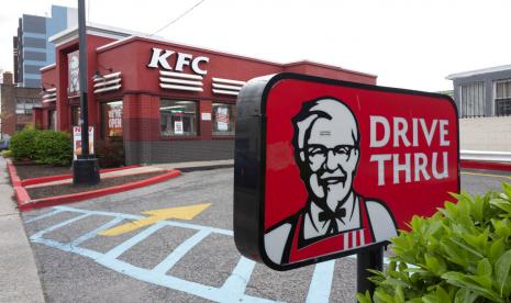 Sebuah restoran KFC terlihat pada 21 April 2021 di New York. Seorang karyawan Kentucky Fried Chicken di St. Louis dirawat di rumah sakit Senin, 12 Desember 2022, setelah dia ditembak oleh seorang pelanggan yang marah ketika restoran kehabisan jagung, kata polisi.