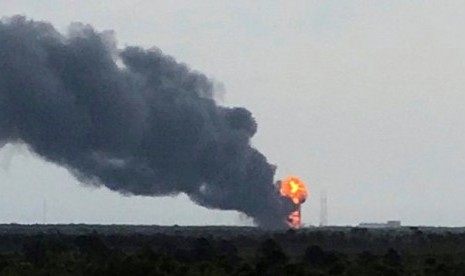 Sebuah roket Falcon 9 milik Elon Musk SpaceX meledak di landasan peluncuran, Cape Canaveral, Florida