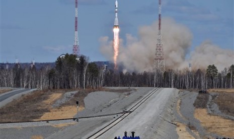 Sebuah roket Rusia, Soyuz 2.1 membawa satelit Lomonosov, Aist-2D dan SamSat-218 lepas landas dari kosmodrom baru Vostochnydi luar Kota Uglegorsk, Rusia, Kamis, 28 April 2016.