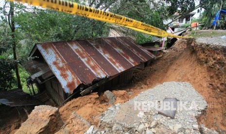  Peristiwa Bencana 2019 Meningkat. Foto: Sebuah rumah amblas terkena bencana tanah bergerak, di tepi jalan Nagari Koto Alam, Kabupaten Limapuluhkota, Sumatera Barat, Sabtu (21/12/2019).