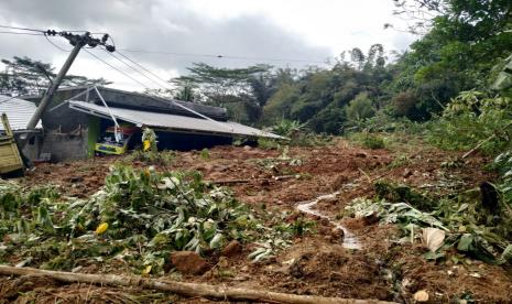 Sebuah rumah dan dua unit mobil di Desa Kawitan, Kecamatan Salopa, Kabupaten Tasikmalaya, tertimpa material tanah longsor, Senin (12/10). 