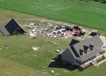 Sebuah rumah hancur di Gloucester, Virginia, akibat serangan tornado, Sabtu (16/4).