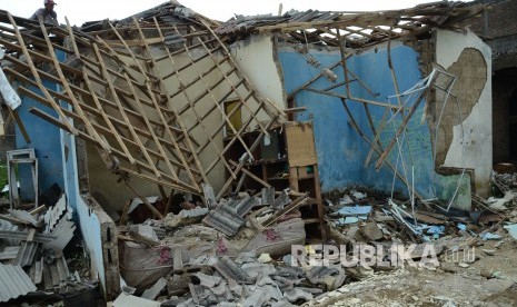 Sebuah rumah hancur terkena angin puting beliung di Rancaekek, Kabupaten Bandung, Ahad (13/1).