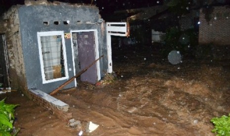 Sebuah rumah porak-poranda akibat diterjang banjir bandang setelah hujan deras selama beberapa jam meluapkan Sungai Jagalan di Gulak Galik, Telukbetung Utara, Kota Bandarlampung, Provinsi Lampung Kamis (24/1) malam