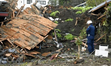 Sebuah rumah rusak akibat Badai Hagibis di Tomioka, utara Tokyo, Jepang, Ahad (13/10).