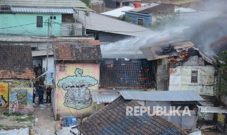 Sebuah rumah terbakar saat penggusuran pemukiman di lahan milik Pemkot Bandung yang akan dijadikan Rumah Deret, di kawasan Tamansari, Kota Bandung, Kamis (12/12).