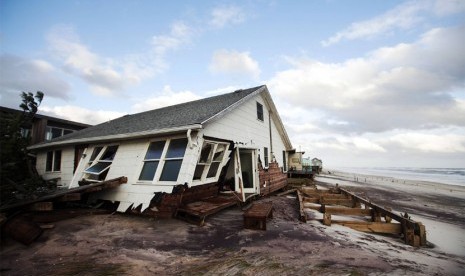 Sebuah rumah yang rusak akibat Badai Sandy di Fire Island, New York, Selasa (30/10).  (Lucas Jackson/Reuters)