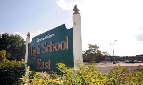 Shenendhowa High School., sebuah sekolah menengah atas di New York, Amerika Serikat (AS).  