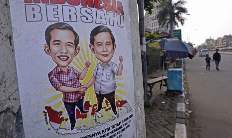 Sebuah selebaran himbauan tentang Pilpres bergambar capres Joko Widodo dan capres Prabowo Subianto ditempel di salah satu sudut kawasan Senen, Jakarta Pusat, Ahad (20/7). 