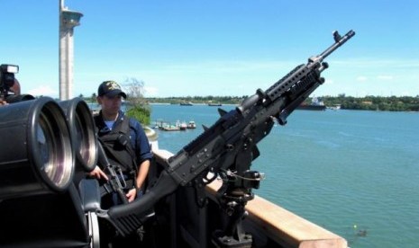 Sebuah senapan mesin yang berada di kapal Destroyer USS Momsen (DDG92) milik Angkatan Laut AS..