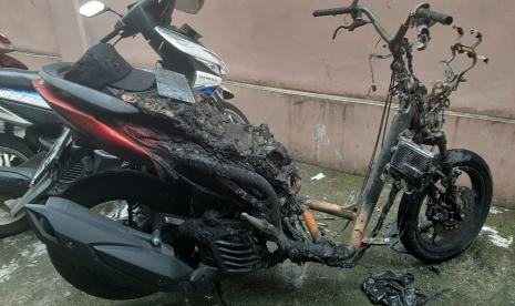 Sebuah sepeda motor hangus terbakar, ilustrasi Sebuah sepeda motor terbakar di kawasan Jalan Raya Pahlawan Seribu, Kelurahan Lengkong Gudang, Kecamatan Serpong, Kota Tangerang Selatan (Tangsel), Banten, Jumat (17/6/2022). 