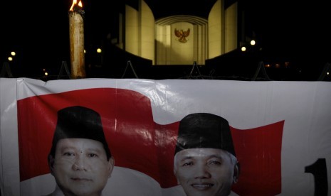 Sebuah spanduk dipasang saat renungan syukur kemenangan Prabowo-Hatta di depan Monumen Perjuangan, Bandung, Jawa Barat, Kamis (10/7) malam. 