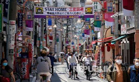 Sebuah spanduk imbauan agar orang-orang tinggal di rumah untuk menekan penyebaran COVID-19 dan pandemi coronavirus di kawasan pertokoan, Tokyo, Jepang, Senin (11/5). Awal bulan ini, Perdana Menteri Jepang Shinzo Abe memperpanjang keadaan darurat sampai akhir Mei 2020. 