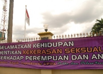 Sebuah spanduk kampanye pencegahan kekerasan seksual terhadap perempuan dan anak terpampang di depan Mapolres Depok, Jawa Barat.