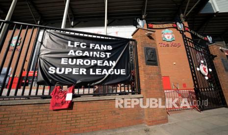 Sebuah spanduk terlihat di luar Stadion Anfield Liverpool yang memprotes pembentukan Liga Super Eropa, Liverpool, Inggris, Senin (19/4).