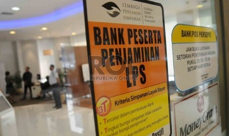 Sebuah stiker keikutsertaan menjadi anggota Lembaga Penjamin Simpanan (LPS) tertempel di pintu masuk salah satu bank di Jakarta. ilustrasi