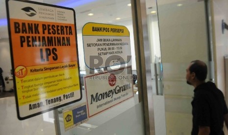  Sebuah stiker keikutsertaan menjadi anggota Lembaga Penjamin Simpanan (LPS) tertempel di pintu masuk salah satu bank di Jakarta, Rabu (24/6).